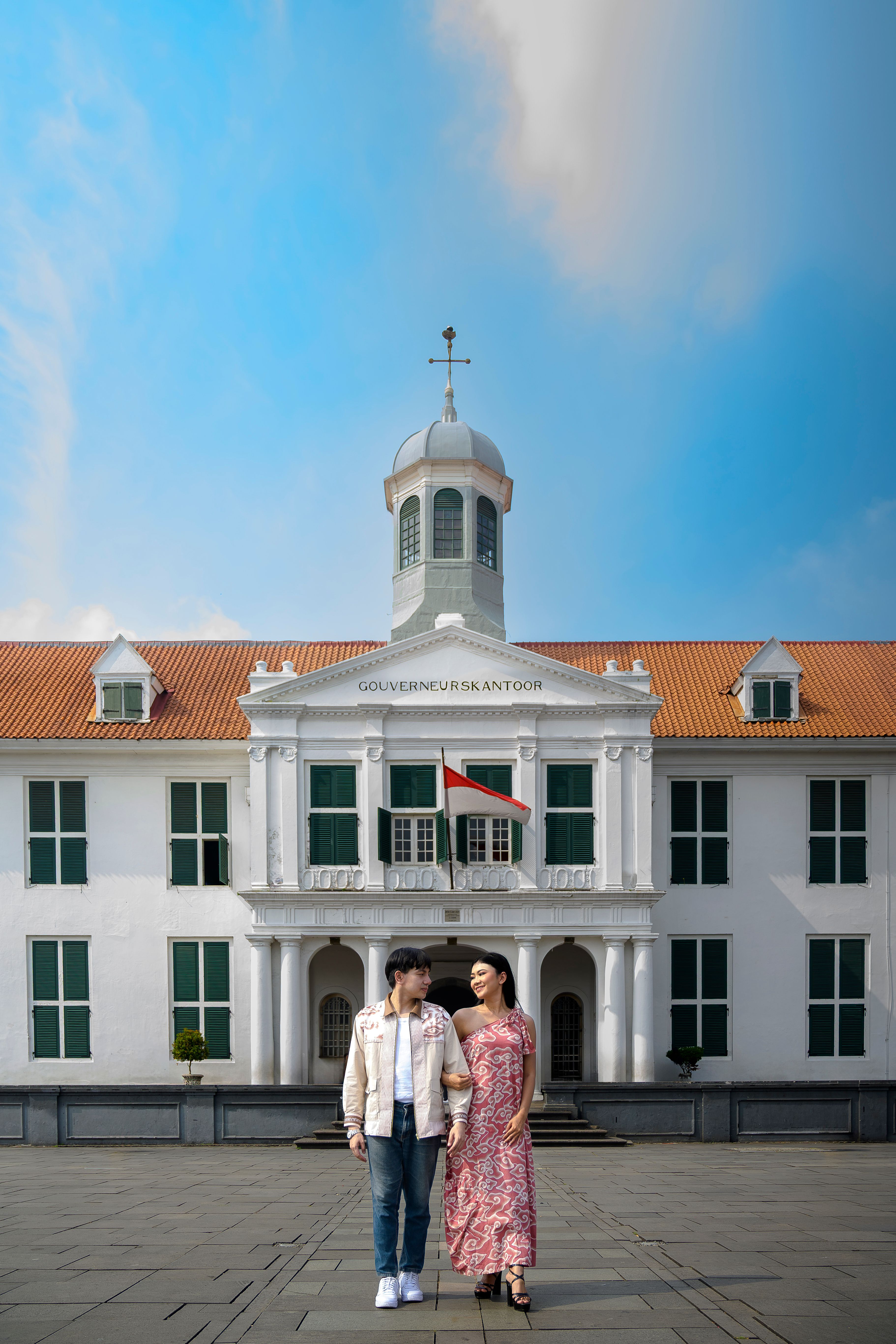 Pasangan di depan gedung bersejarah
